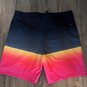 MENS SWIM TRUNKS SIZE MED